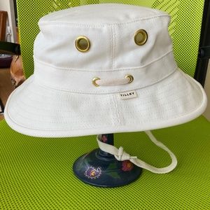 TILLEY Bucket Hat.  White Canvas.  Size 7 (Small).